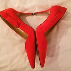 ANN TAYLOR Kayla SUEDE Side Bow Pumps, Red